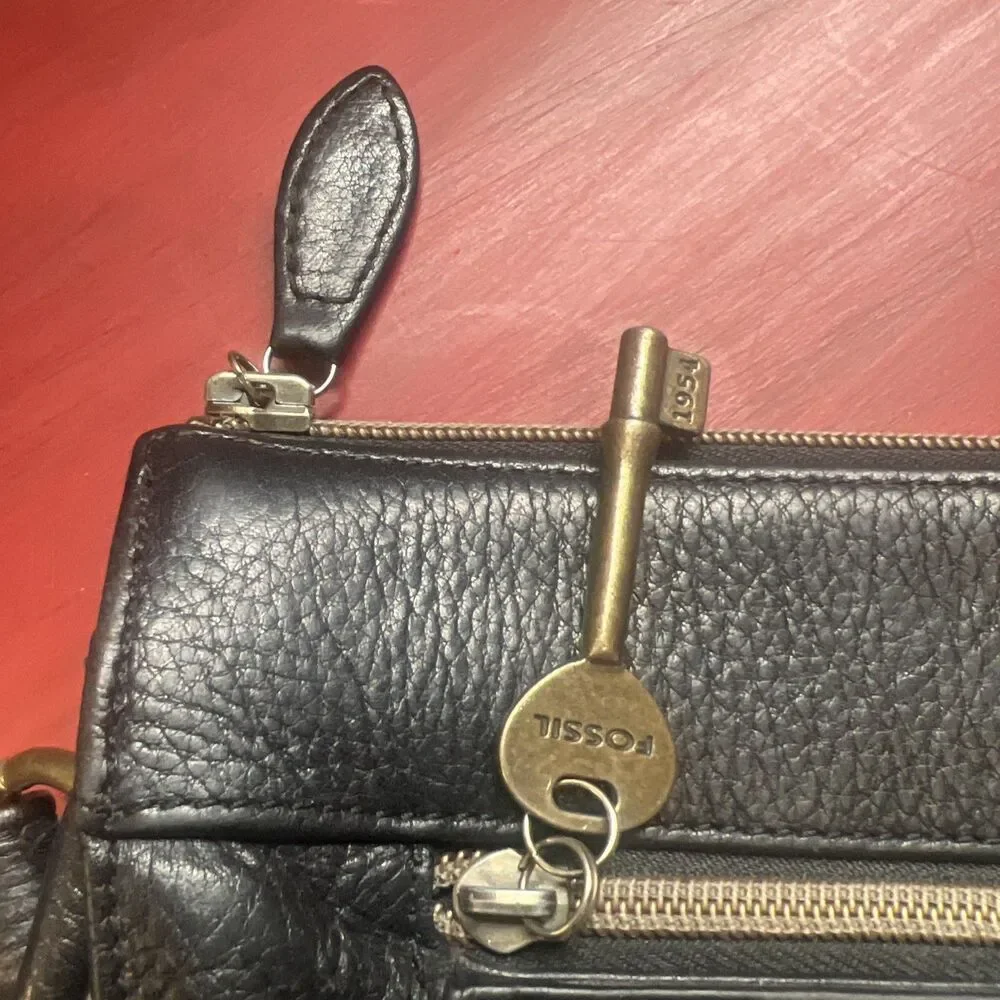 Vtg 1954 FOSSIL Crossbody Black Pebbled Genuine Leather Shoulder Bag Purse 75082